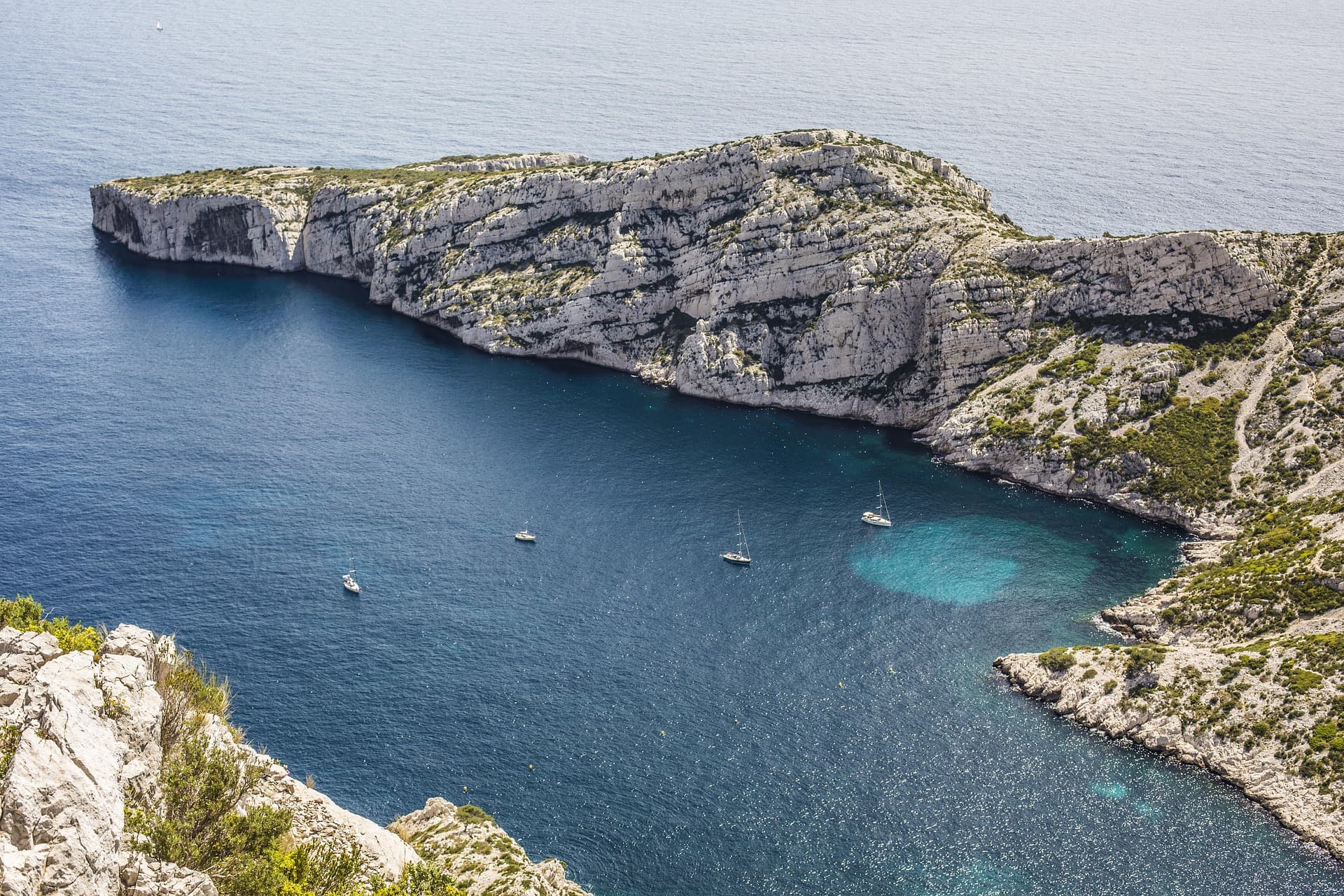 Vue des Calanques de Marseille depuis l'agence immobilière